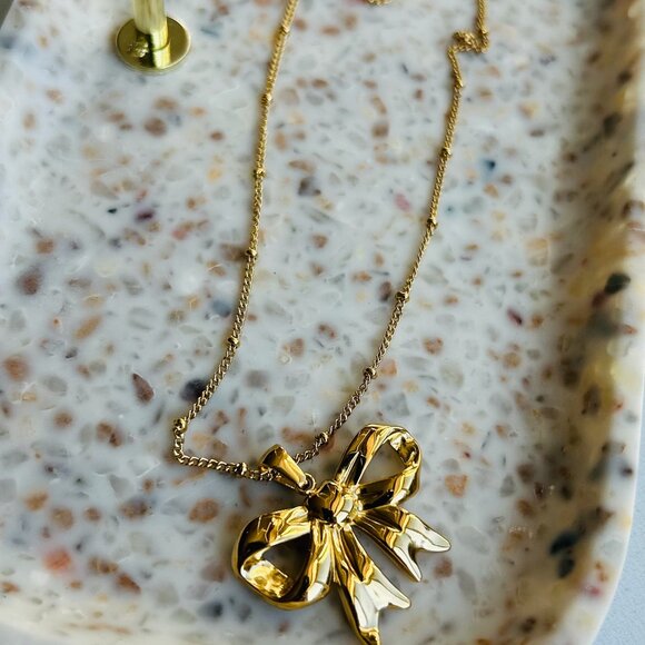 Elegant bow knot 18K gold plated stainless steel necklace, tarnish free - Picture 3 of 3